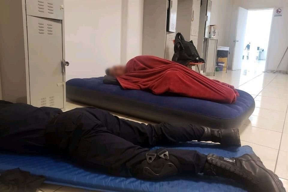 Los policías prácticamente se la pasan encerrados.