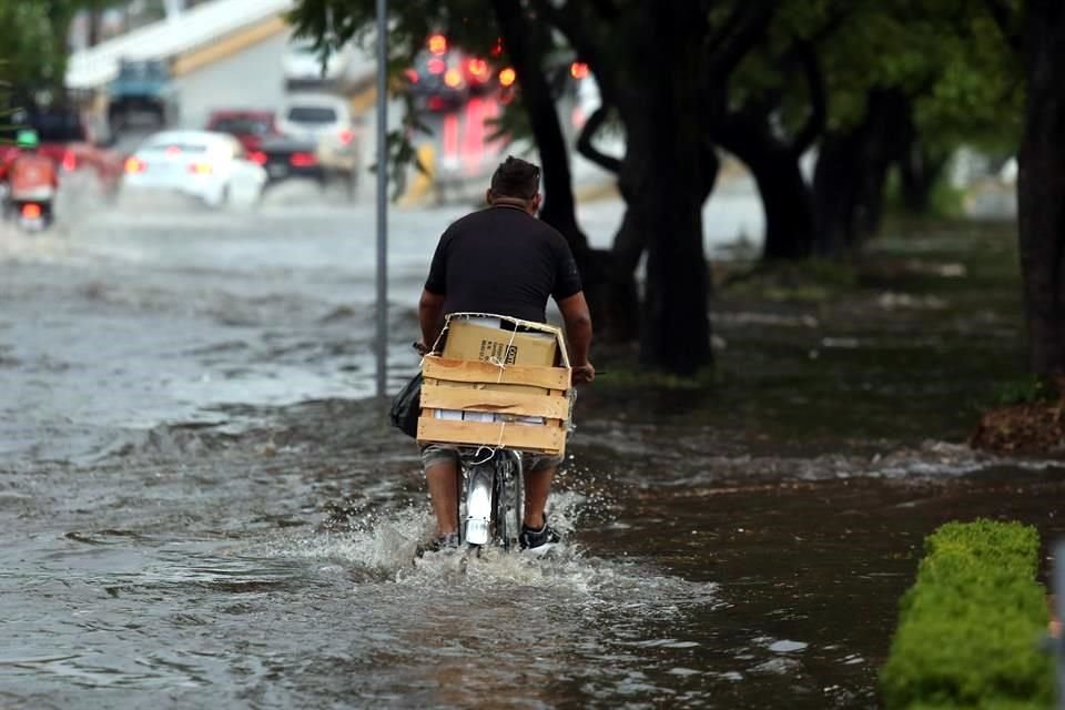 El aventado... Autoridades recomiendan no exponerse cuando el agua sube de nivel.