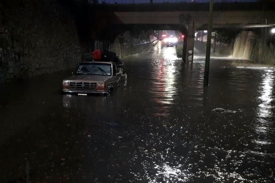 En el paso a desnivel de Washington y 8 de Julio se registró un metro de altura en el agua a las 7:00 horas.