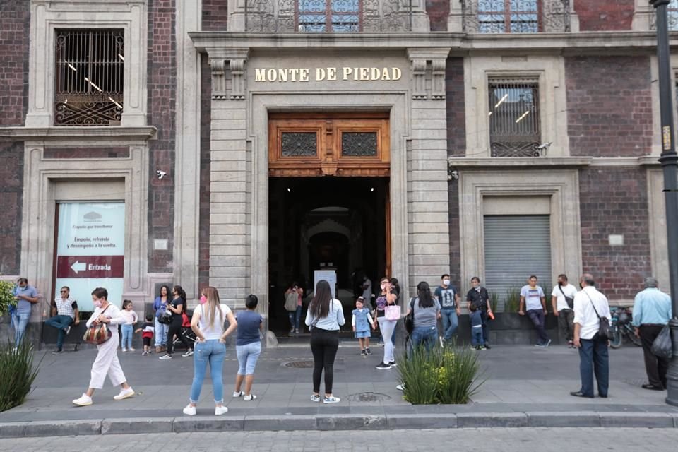 Como ocurre en la cuesta de enero y en el inicio de clases, el Nacional Monte de Piedad tiene largas filas para recibir o devolver prendas.