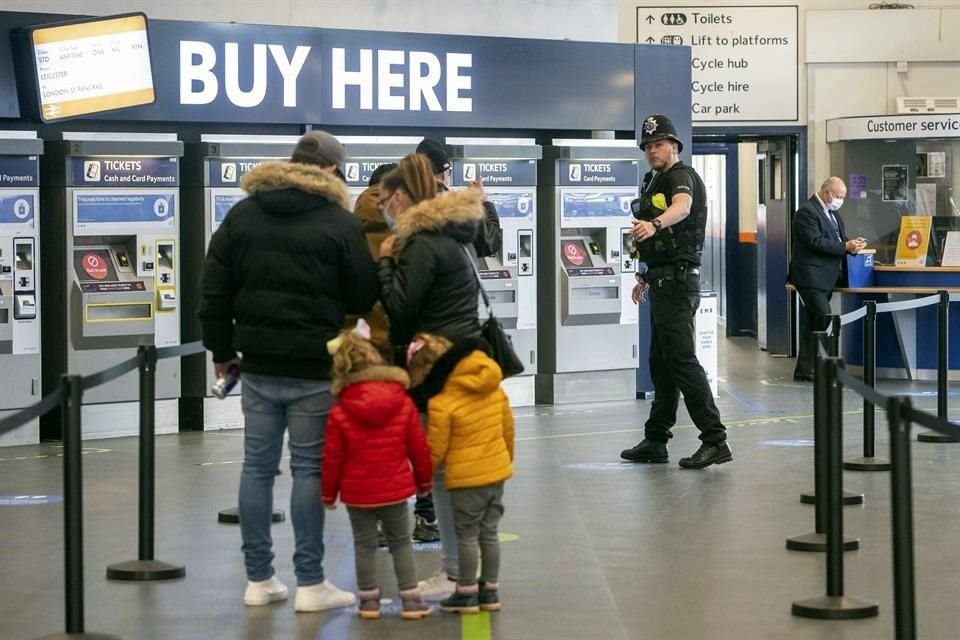 La Policía hace cheques sanitarios a pasajeros de la Estación de Tren de Leicester, luego de la cuarentena local.