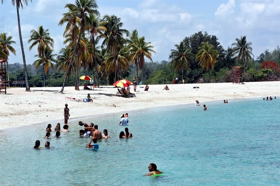 Varias personas disfrutan este viernes de un baño en la playa durante el primer día de reapertura en la capital cubana.