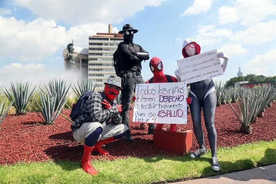 Este cuarteto de 'Arañas' llegó con pancartas.