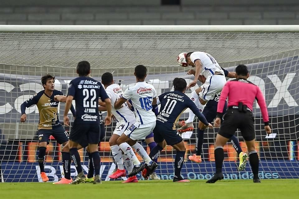 Reyes fue la figura del partido con sus dos goles.