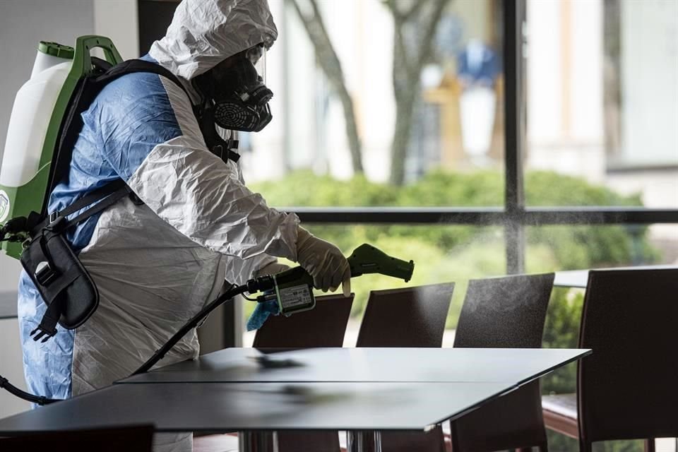 Un trabajador limpia un lugar público en Texas.