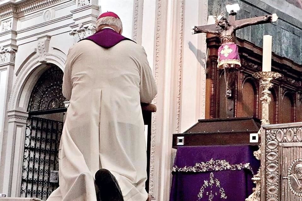 El Arzobispo oró frente al Señor de la Expiración a principios de abril.