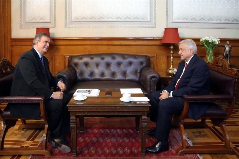 El Presidente López Obrador acompañado del Canciller Ebrard durante el enlace telefónico con Justin Trudeau.