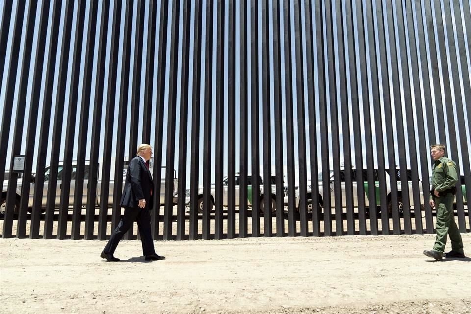Donald Trump difundió imágenes en Twitter del muro fronterizo en Arizona.