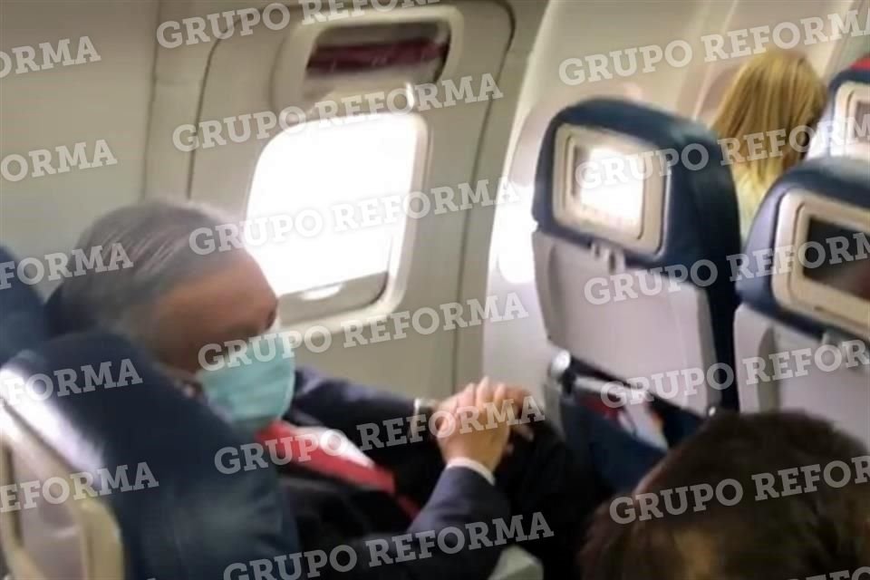 Con cubrebocas, AMLO arribó por la pista del AICM al vuelo que lo llevará a EU para reunirse mañana con Trump.