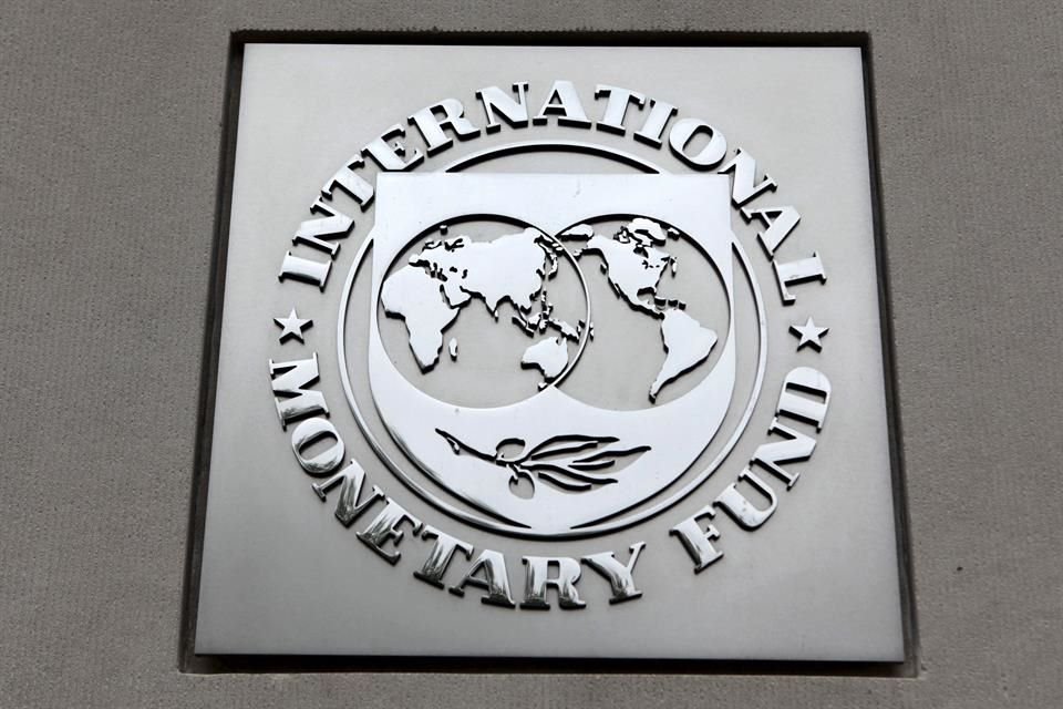 The International Monetary Fund (IMF) logo is seen at the IMF headquarters building in Washington, in this April 18, 2013 file photo.