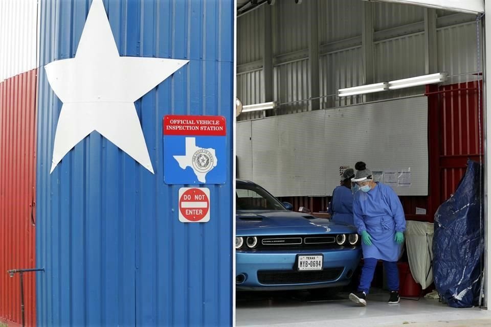 Personal de salud realiza pruebas de Covid-19 en una estación en Texas.