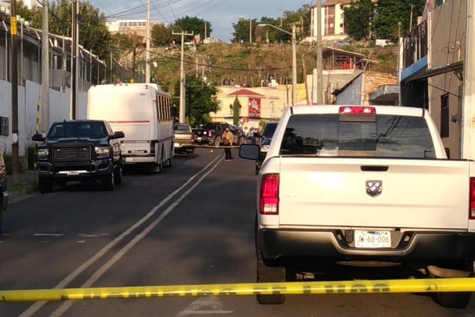 Una agresión a balazos registrada en contra de policías está generando movilización intensa en la zona oriente de Guadalajara.