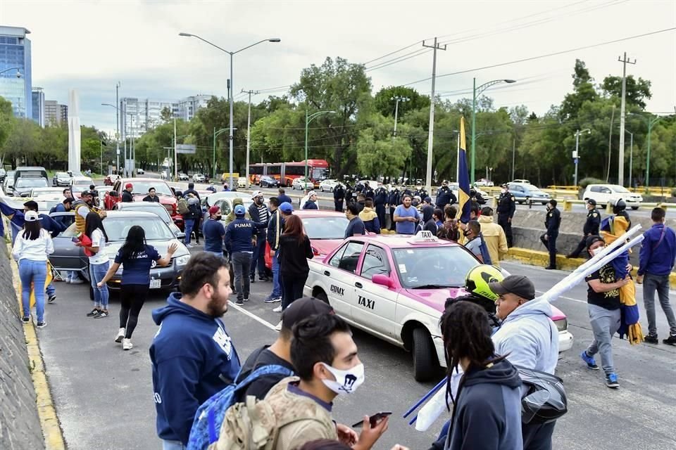 Aficionados de Pumas se reunieron afuera del Olímpico Universitario.