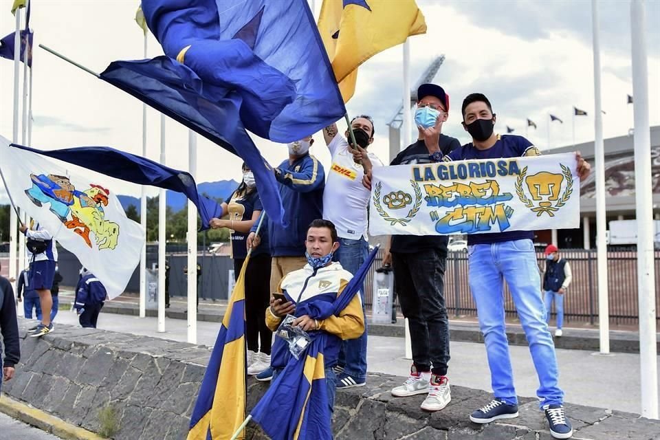 Con banderas y mensajes, los seguidores auriazules buscaron apoyar a su equipo, previo al duelo ante América.