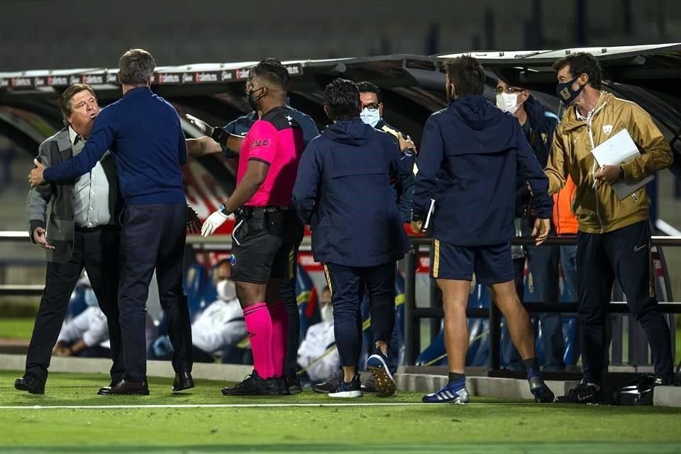 Herrera tuvo que ser calmado por 'Míchel'.