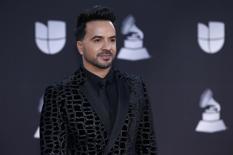 Luis Fonsi entregó miles de mascarillas a la gente de La Perla, localidad de Puerto Rico donde filmó el videoclip de 'Despacito'.