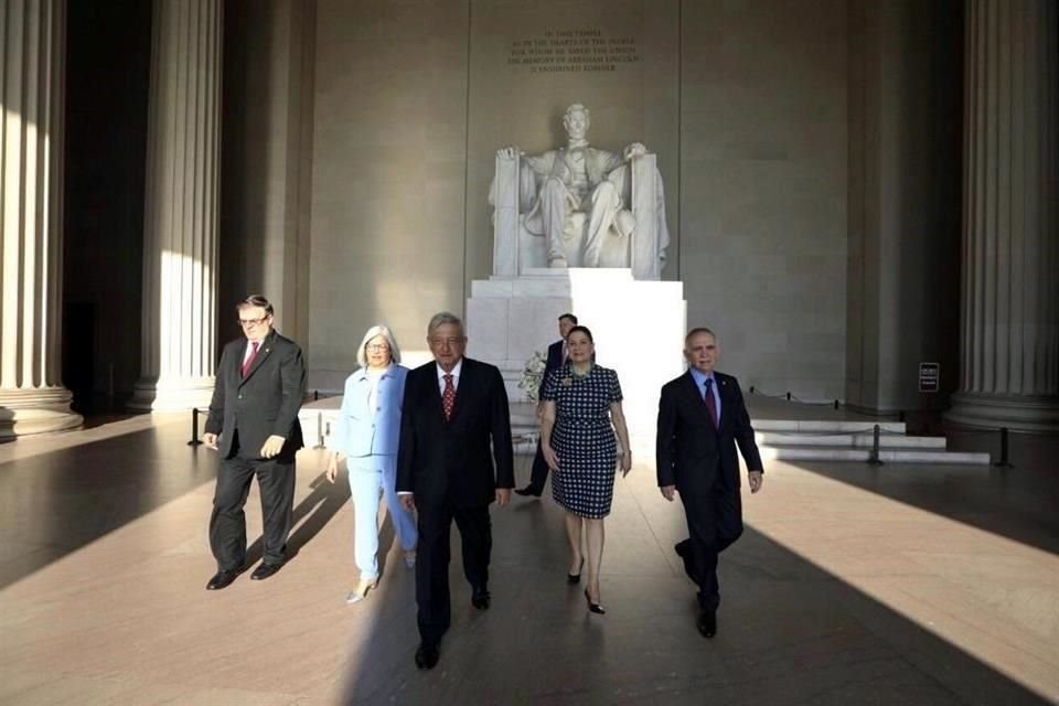 López Obrador estuvo acompañado por los Secretarios de Relaciones Exteriores y de Economía, la Embajadora de México en Washington y el Jefe de la Oficina de la Presidencia.