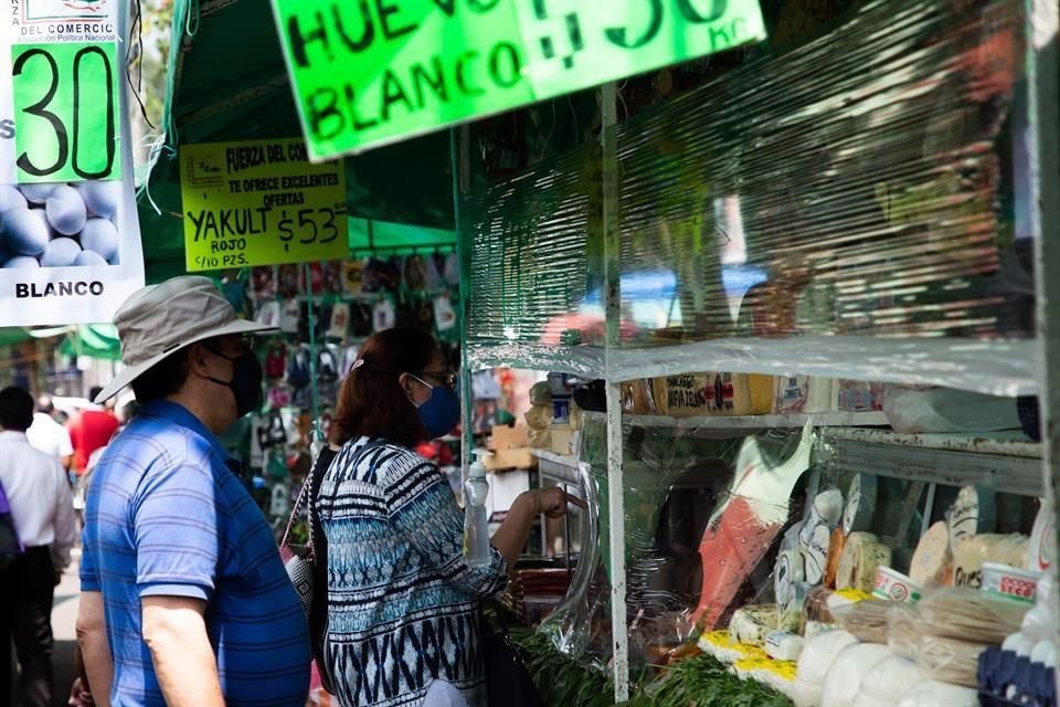 Puestos cubiertos con plástico y expendedores de alcohol en gel son parte de las medidas adoptadas por el tianguis de los lunes en el Parque Arboledas.