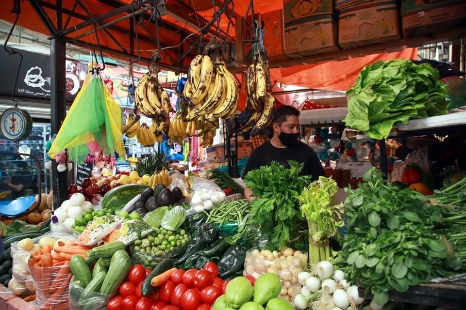 Los despachadores llevan cubrebocas y atienden a los clientes uno por uno.