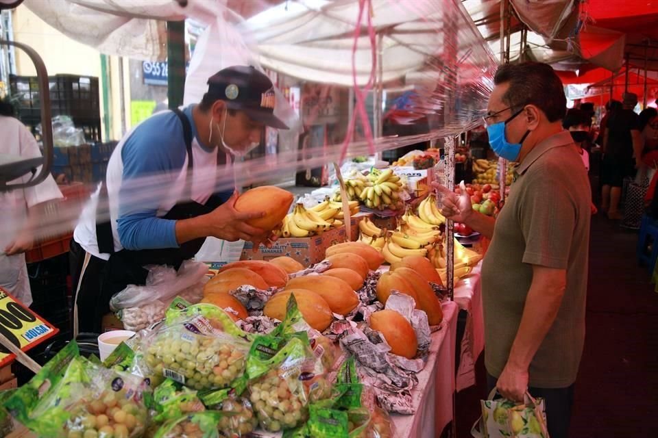 Algunos marchantes colocan plástico alrededor del puesto a la altura de la cara dejando libre la zona de frutas.