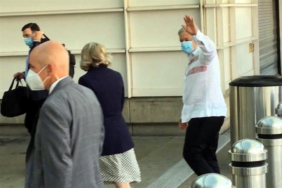 A su arribo al Aeropuerto Ronald Reagan, el Presidente López Obrador llegó portando cubrebocas.