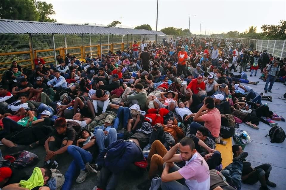 Un grupo de migrantes espera en la frontera de Guatemala cuando buscaban llegar a Estados Unidos, en enero de este año.