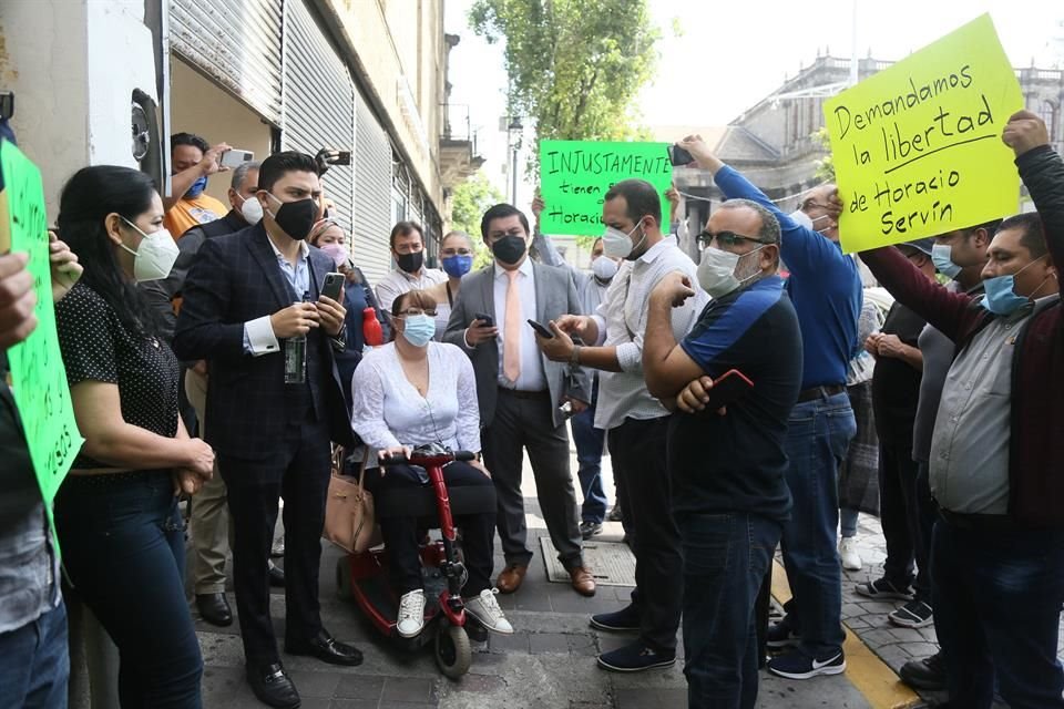 Familiares y trabajadores de la fábrica de sulfato El Águila se manifestaron afuera del CJE demandando justicia para que Horacio sea absuelto por un delito que dicen que no cometió.