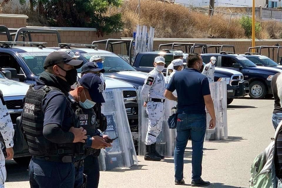 Esta madrugada, elementos de la GN devolvieron control de la caseta de Playas de Tijuana a Capufe pese a decreto del Gobernador Bonilla para que no cobre.