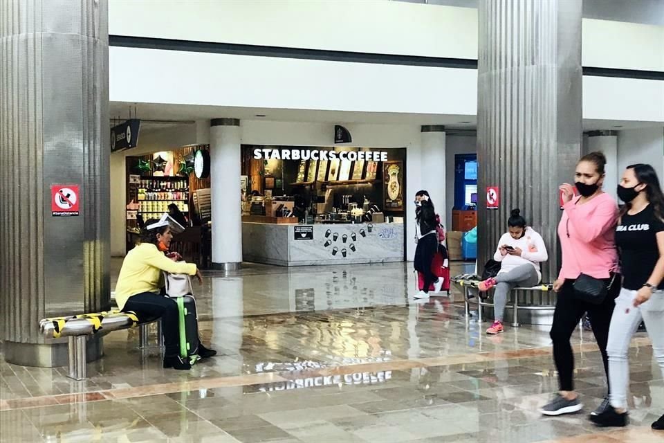 El laboratorio se encuentra entre las puertas 3 y 4 de la Terminal 1.