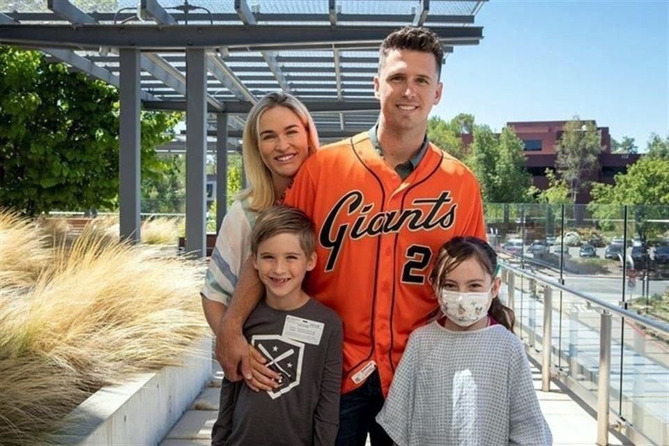 Buster Posey prefirió cuidarse de no contagiarse del coronavirus por su familia.