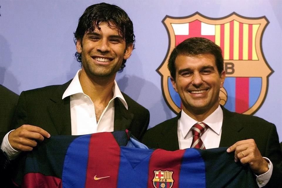 Rafael Marquez y el entonces presidente del Barcelona Joan Laporta durante la presentación del michoacano en 2003.