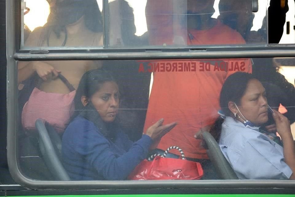 En el transporte público, ni cubrebocas ni sana distancia.