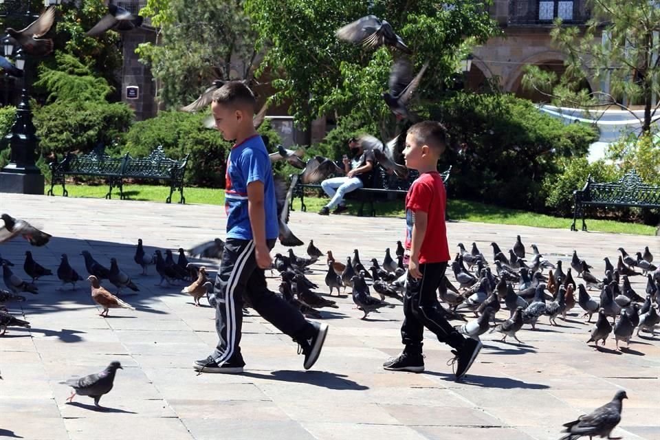 Chicos y grandes circulan sin medidas de salubridad ante la pandemia.