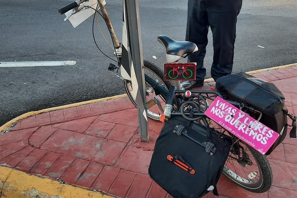  Las autoridades encontraron la bicicleta de la víctima en la parte alta del paso vial.