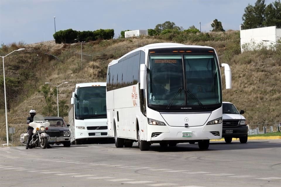 El equipo sinaloense llegó al Estadio Akron en dos camiones.