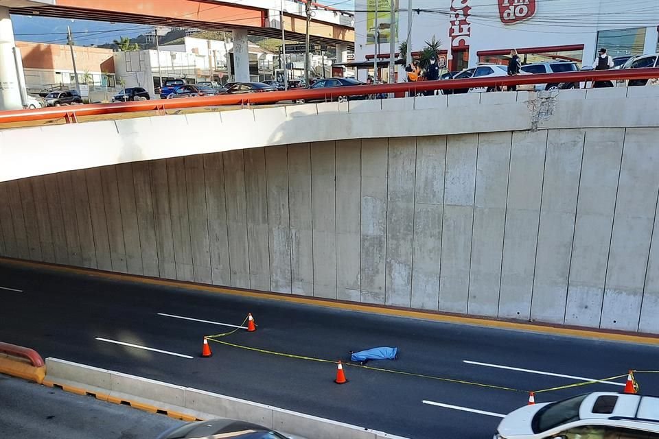 El cuerpo quedó en los carriles de la Avenida Paseo de los Leones, tras caer del desnivel de Rangel Frías.
