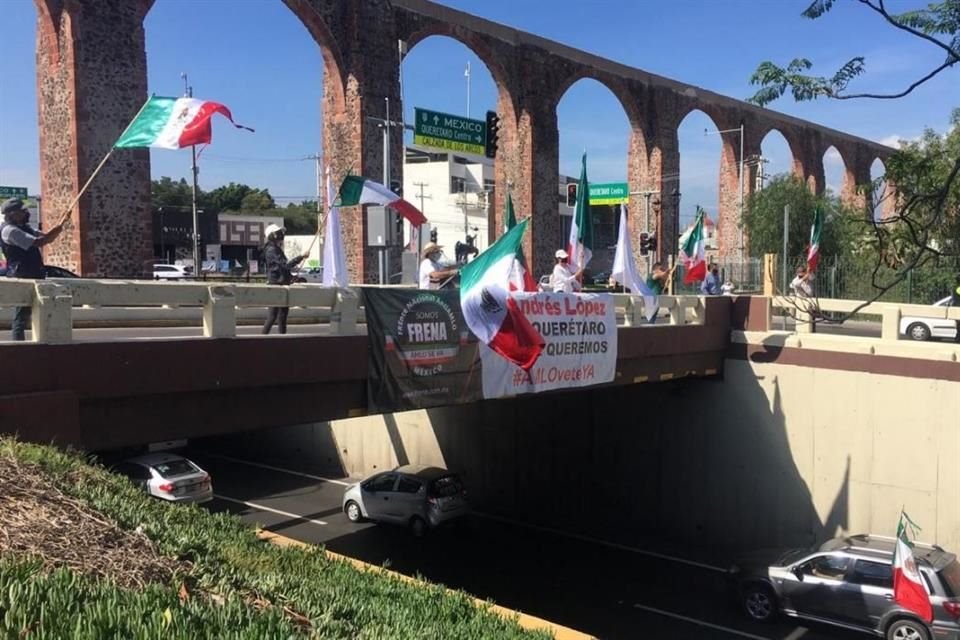 Manifestantes lanzan consignas contra López Obrador en los arcos de Querétaro.