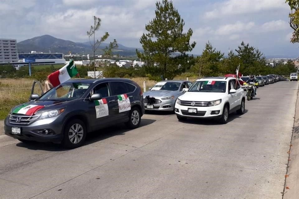 Automóviles ruedan en caravana contra el Presidente en Morelia, Michoacán.