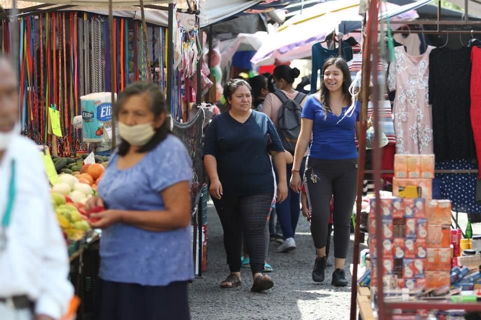 Sin sana distancia, sin cubrebocas, llevando a bebés... cientos de tapatíos ignoraron medidas para prevenir Covid-19 en tianguis de Polanco.