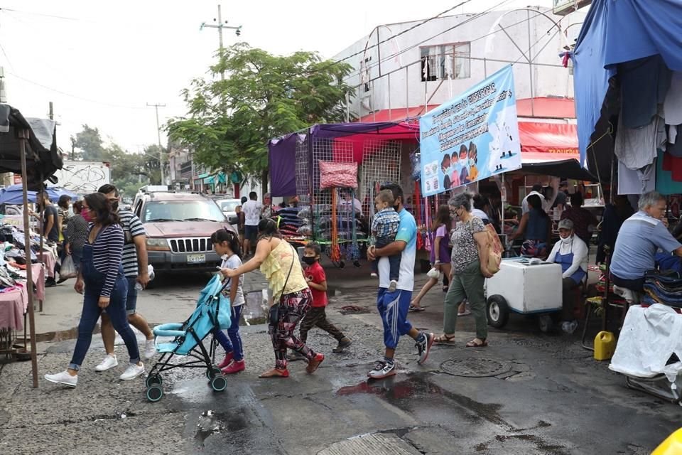 Niños en brazos y en carriolas fueron observados durante un recorridos que realizó MURAL este domingo.