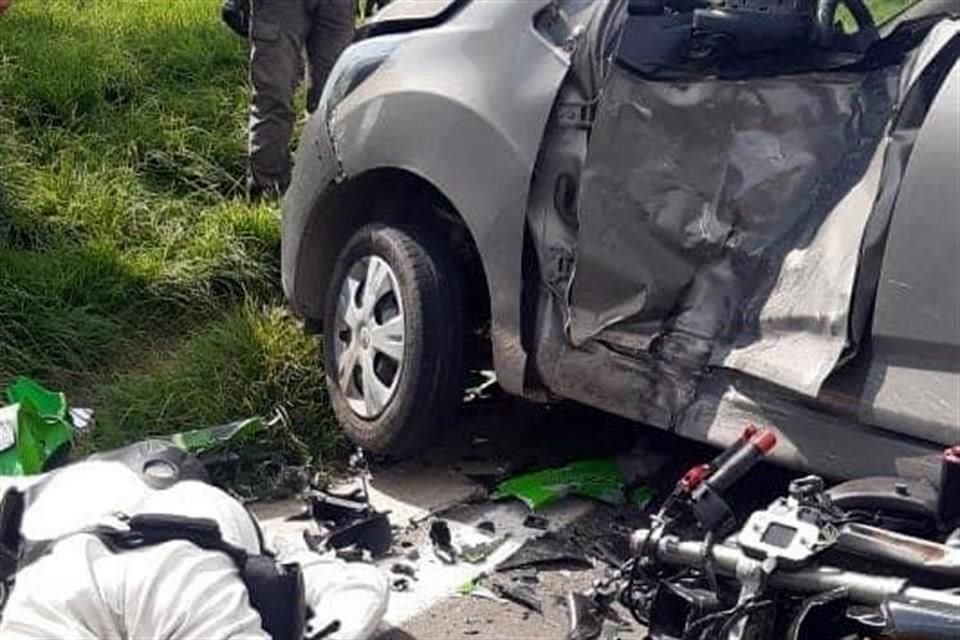 Por al parecer intentar ganar el paso a un auto, un motociclista perdió la vida tras chocar con este, en la carretera federal Xochimilco-Oaxtepec, a la altura de Juchitepec, Estado de México.