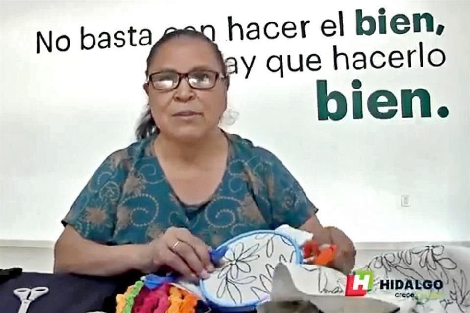 En el tutorial difundido, una artesana de nombre Dionisia borda un lienzo con trazos de flores y fauna que remiten a la región.