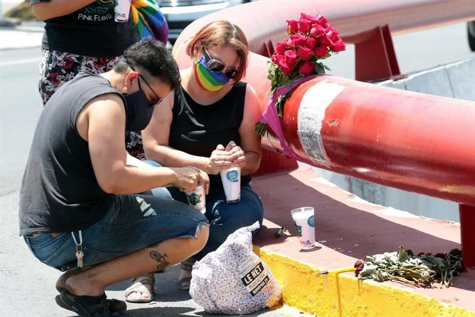 Amigas y compañeras de Karina colocan ofrendas florales en el puente.