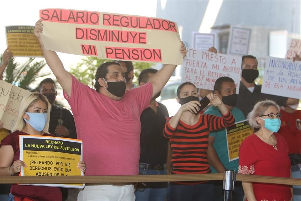 Mientras un grupo de maestros protesta en la explanada de la Torre Legislativa, en el Pleno del Congreso se lee ya el dictamen con el proyecto de decreto de la nueva Ley del Isssteleón.