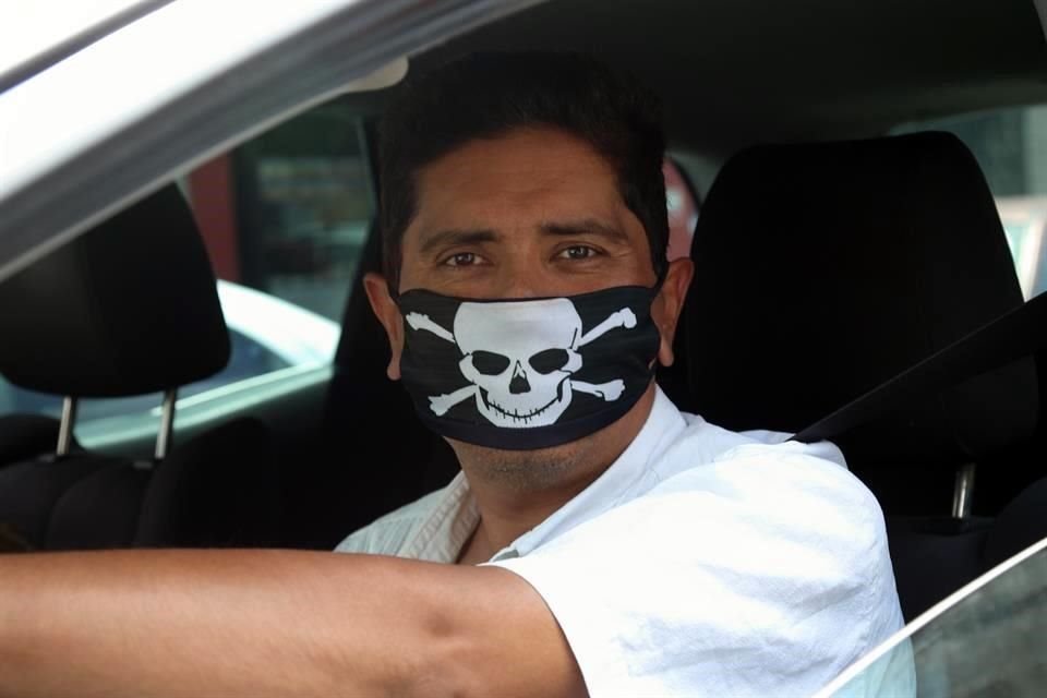 Ante la obligatoriedad de portar cubrebocas por la pandemia de coronavirus, tapatíos sacan el ingenio con diseños novedosos.