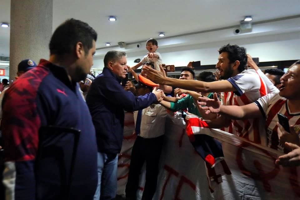 La cantidad de seguidores que tiene el club provoca recibimientos multitudinarios.