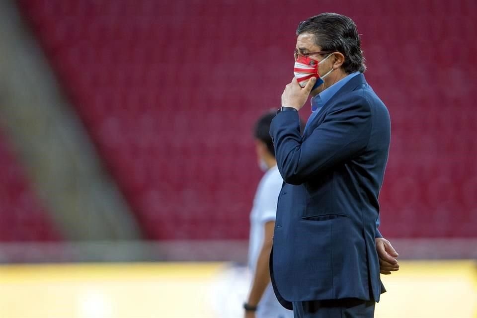 Luis Fernando Tena dio positivo a Covid-19 y no estará hoy en el Clásico Nacional.