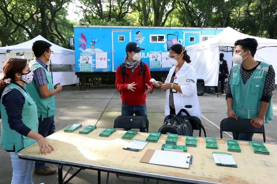 Durante el primer día de operaciones, el miércoles pasado, los quioscos colocados en las 34 colonias con más casos de Covid recibieron a 11 mil 463 personas.