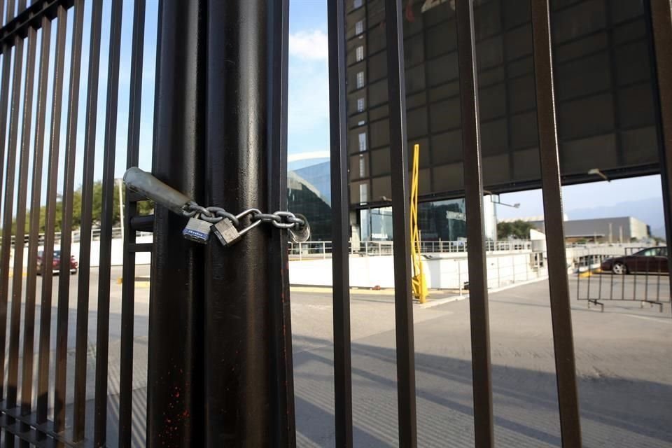Las puertas fueron cerradas anoche en Fundidora, que anunció que dejaba de operar ante la falta de fondos.