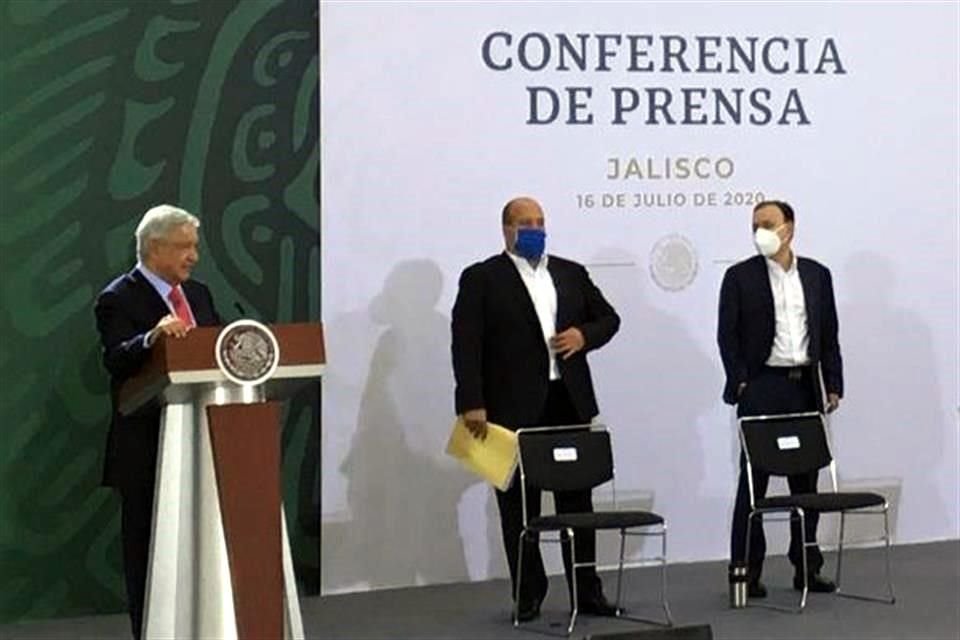 López Obrador con el Gobernador Alfaro y el Secretario Durazo al término de la conferencia mañanera de este jueves.